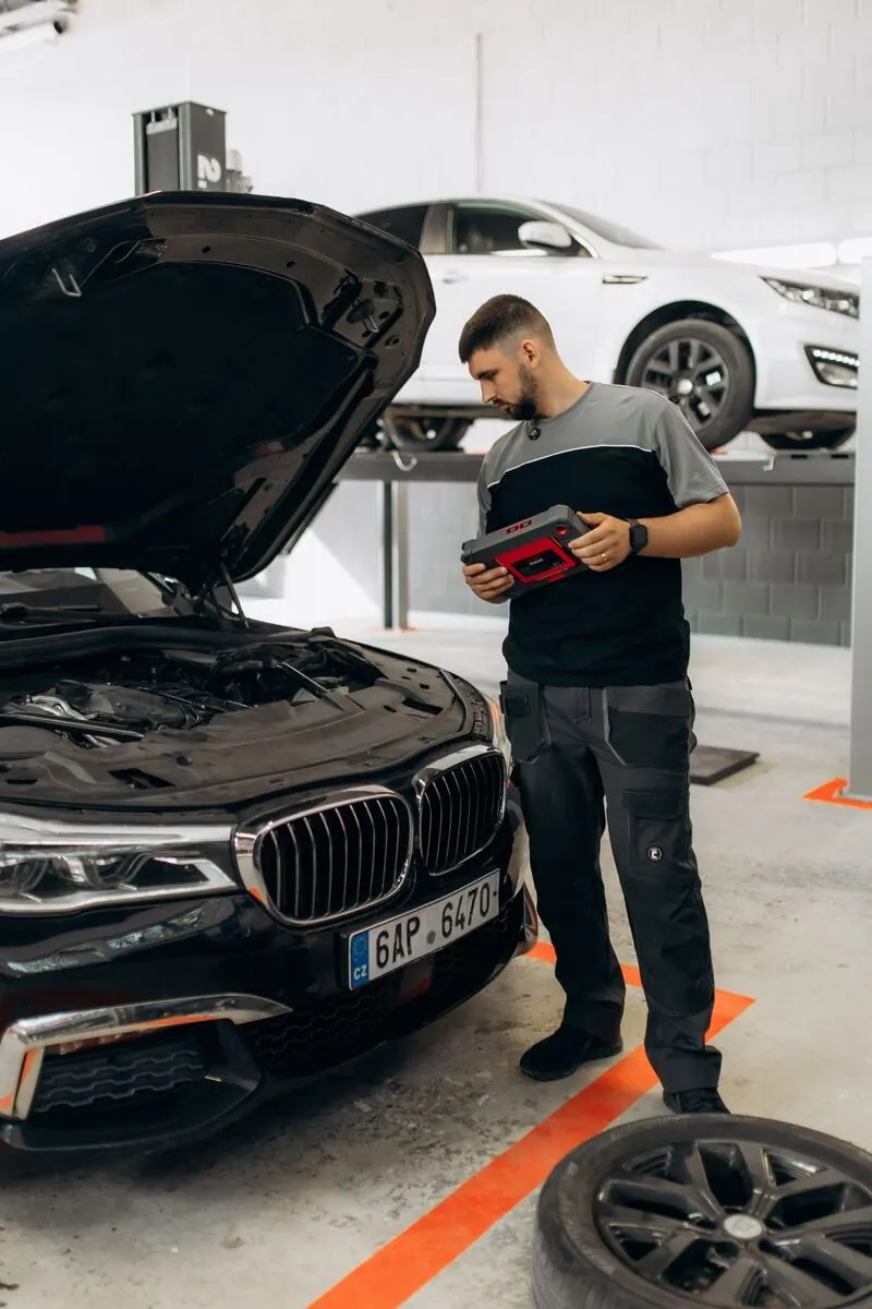 Mechanik provádí počítačovou diagnostiku vozu v servisu Arcan Drive
